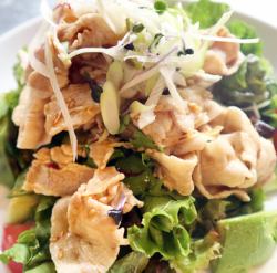 중국식 돼지 샤브와 아보카도 샐러드