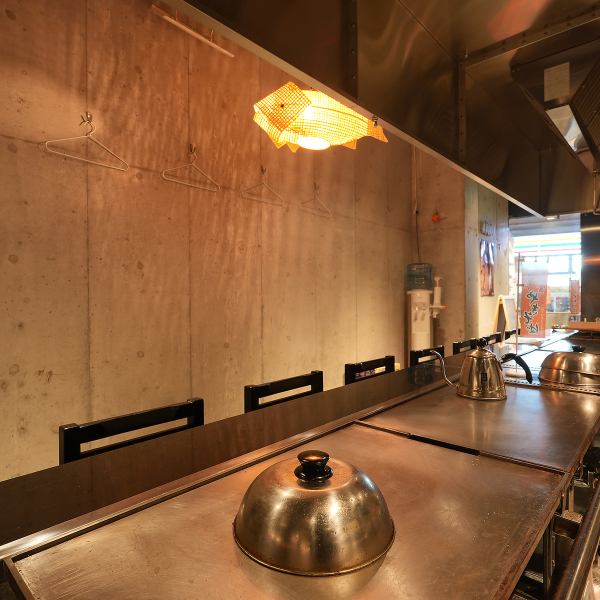 店内は全15席の落ち着いた空間ですが、一番の魅力はなんといってもオープンキッチン！目の前で調理する様子が見えるライブ感あふれる雰囲気が魅力です◎立ち上る湯気や食欲をそそる香りを楽しみながら、お料理を待つ時間もワクワクします！デートや友達とのカジュアルな飲み会にも最適で、会話も弾むこと間違いなしの空間★