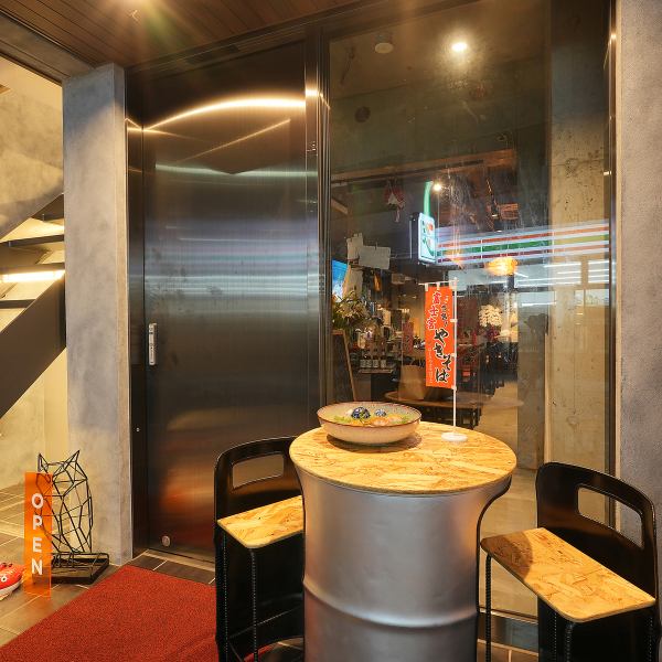 全15席の店内はゆったりと過ごせる心地よい空間です◎一方で、料理の仕上げが見えるオープンキッチンからはライブ感が伝わり、絶妙なバランス！出来立て熱々の料理が目の前に運ばれてくるワクワク感はたまりません★気の置けないお友達とのカジュアルな飲み会にもぴったり！美味しい料理と会話を楽しめる雰囲気です！