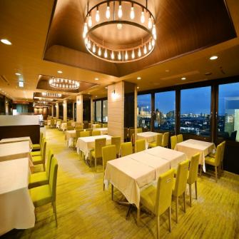 [餐桌座位]餐廳氛圍明亮開放。餐廳氛圍寧靜，您可以一邊享用美食和飲料，一邊欣賞波光粼粼的夜景。