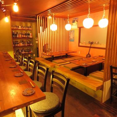 [Up to 28 people!] The spacious interior is a spacious space where you can overlook the faces of your friends ♪ You can use it even in private scenes ♪ Come and enjoy the atmosphere of Okinawa banquet in a modestly bright shop ♪