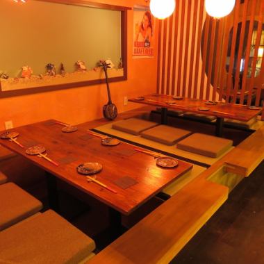 [Zashiki：有两个可容纳6个座位的桌子！]有榻榻米垫，孩子们可以放心地坐着。约会和小型私人聚会的理想之选♪请不要肩膀和肘部放松♪