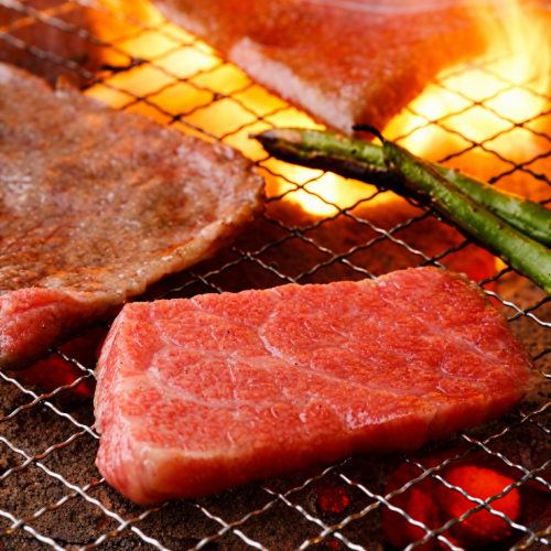 盡情享用我們引以為傲的炭火烤架烤製的肉類吧！