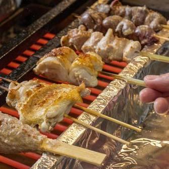 博多 Garakuta 屋台國分寺店是一家靠近國分寺站的酒吧，供應精美的烤雞肉串和木炭串燒菜餚。