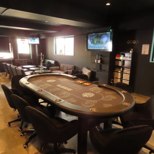 お酒とポーカーが楽しめる