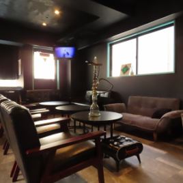 友達と会話を楽しむのにぴったりのお店！みんなで集まって会話が盛り上がるスペース♪リラックスした雰囲気の中お酒を楽しめます！