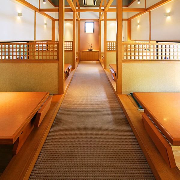 気軽にお越し頂ける桝席もございます。１名様～６名様まで着席が可能。６卓を貸し切りにて最大３０名様まで収容が可能です、足が落とせて坪庭の見えるオープン席です♪※長イスタイプもございます。