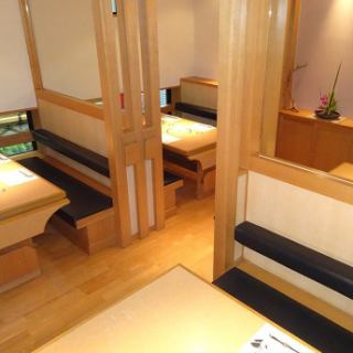 大厅（桌/椅子座位）1个座位1至6人（4个座位x 3个座位，6个座位x 3个座位）*大厅可预订21人或更多（最多30人）