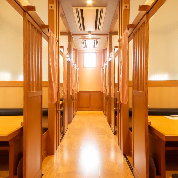 気軽にお越し頂ける桝席もございます。暖簾などで仕切られており半個室空間に生まれ変わりました。１名様～６名様まで着席が可能。６卓を貸し切りにて最大３０名様まで収容が可能です、足が落とせて坪庭の見えるオープン席です♪※ベンチシートのイス席と掘り炬燵席もございます。