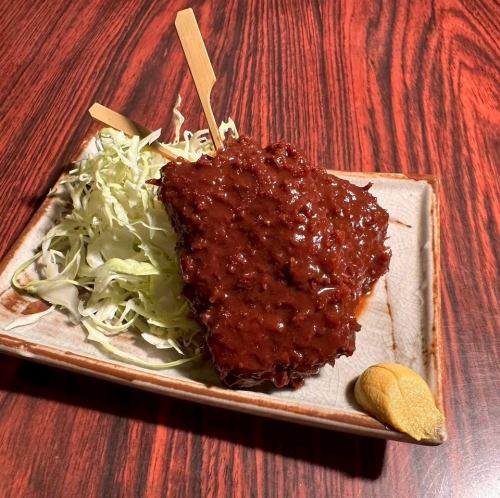 ≪お酒との相性も抜群≫味噌ダレが絡むことで深い味わいに◆まぐろ味噌串カツ495円(税込)