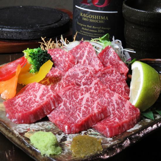 雞傢伙的肉太好吃了！！用櫻島熔岩烤的鹿兒島黑毛牛肉是非常受歡迎的菜單。