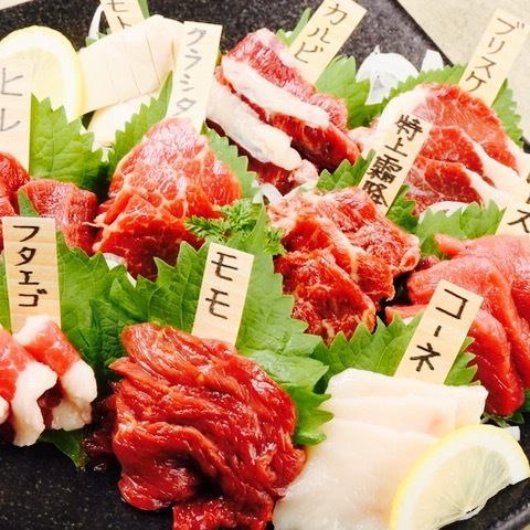 Please enjoy “Assorted Horse Sashimi” from Samazakura’s signature menu!