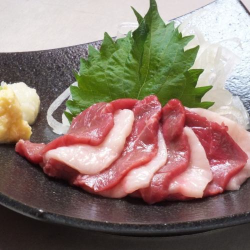 Red and white horse sashimi [Momo Corne]