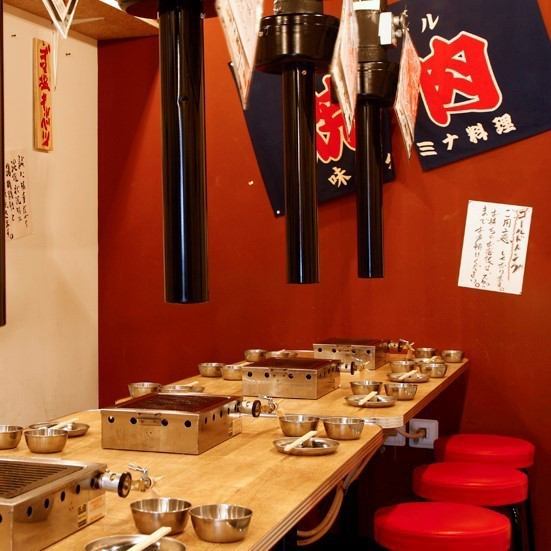 ふたごの店内はパイプいすと卓上のガスコンロという懐かしいテイスト。コンロはお店のコンセプトにこだわり廃盤のコンロを復刻したレア物！流れる音楽も2000年代J-POPで、どこか懐かしさが漂います。