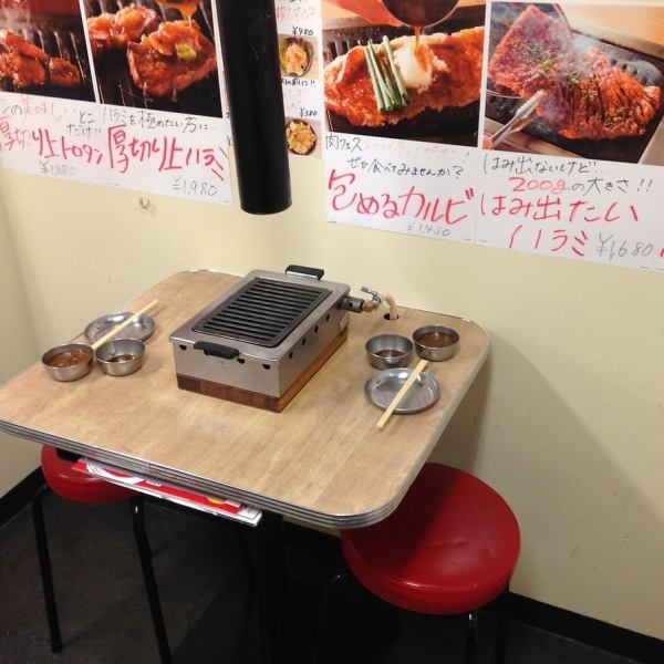 懐かしい大阪の韓国焼肉屋が原点のふたご屋は明るい活気のある店内。肉のプロスタッフがご希望やお肉の種類によってお焼き致します。盛り上げなどもおまかせあれ！
