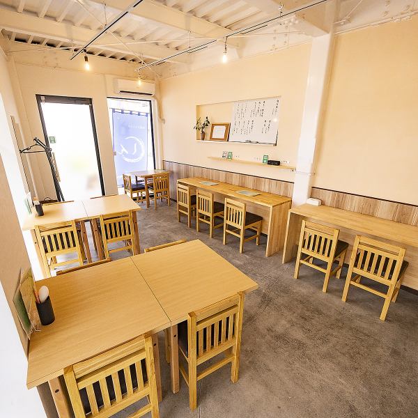 【団体様歓迎◎】最大15名様まで対応可能！！10名様以上で貸切にてご利用しただけます♪白を基調とした清潔感あふれるアットホームな空間でゆっくりと美味しい料理やお酒と一緒にご歓談ください♪