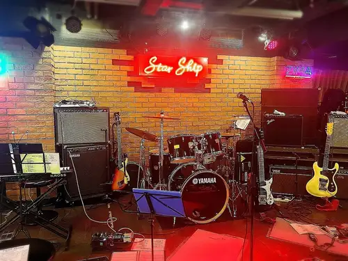 每月有一次現場樂團表演。