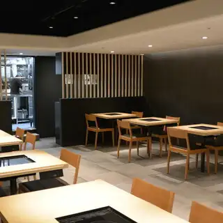 <p>店内は50席の広々とした空間で、大人数の宴会にも対応可能。落ち着いた和の雰囲気が漂い、会社の集まりや友人同士のパーティーなど、さまざまなシーンで利用できます。テーブル席を中心に配置されており、ゆったりとしたレイアウトで快適に過ごせるのも魅力です。幅広い用途に対応。</p>
