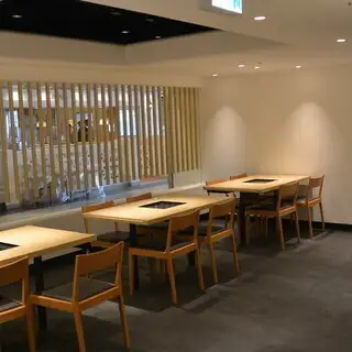 <p>お一人様や少人数での利用にぴったり。木の温もりを感じる落ち着いた雰囲気でゆっくりと食事を楽しめます。ランチタイムはもちろんデートや気軽な食事にも最適。プライベートな時間を大切にしたい方におすすめです。</p>