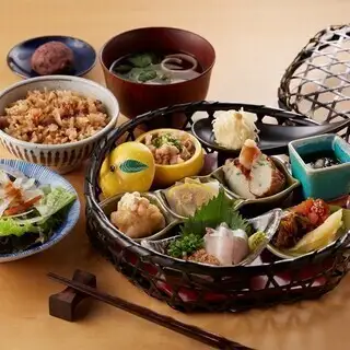 享用[花後御膳]套餐，盡情享受九州特色美食。