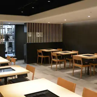 舒適的餐桌座位