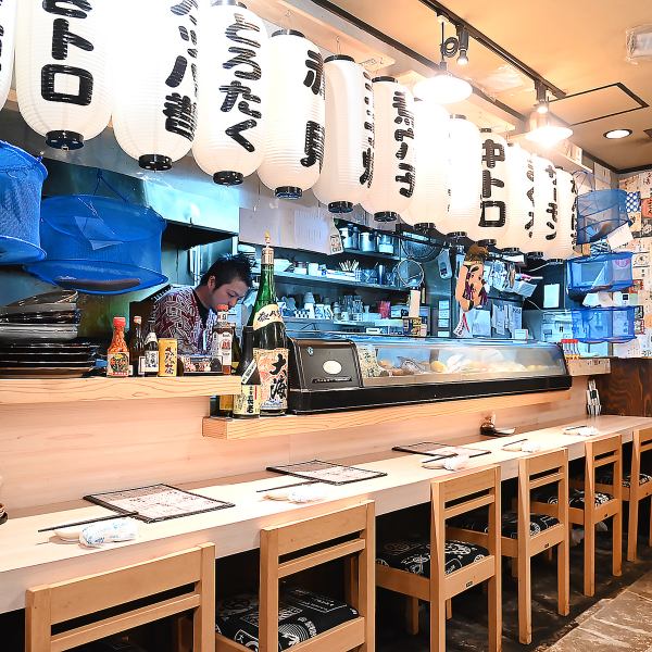 【レトロな雰囲気の居酒屋空間】当店は楽しくお酒と料理を堪能できる居酒屋空間をご提供しております◎レトロな雰囲気で大きな提灯が特徴☆宴会用のコースもございますので、大人数でのご宴会の際にもぴったり♪