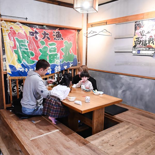 【ゆったりくつろげる堀こたつ席】カウンター席、テーブル席と堀こたつ席がございます。中でも堀こたつ席は人気のお席となっており、連結し最大8名様までご利用可能となっております♪デート、記念日利用はもちろん、女子会、ママ会、歓迎会等幅広いシーンでご利用いただけます◎