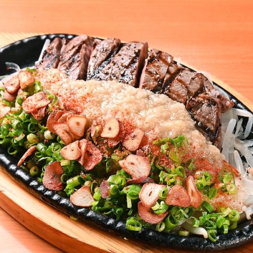 白いジャポネソースで食べる牛ステーキ