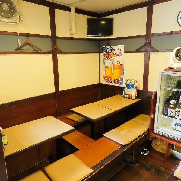 少人数でのご飲食に最適な掘りごたつ席を豊富にご用意しております。足を伸ばしてリラックスしながら、自慢の料理をお召し上がりください。10名様までのご予約であれば、お席を連結して対応することも可能です。プライベートな集まりから小規模な集会まで、様々な用途に合わせてご利用いただけます。