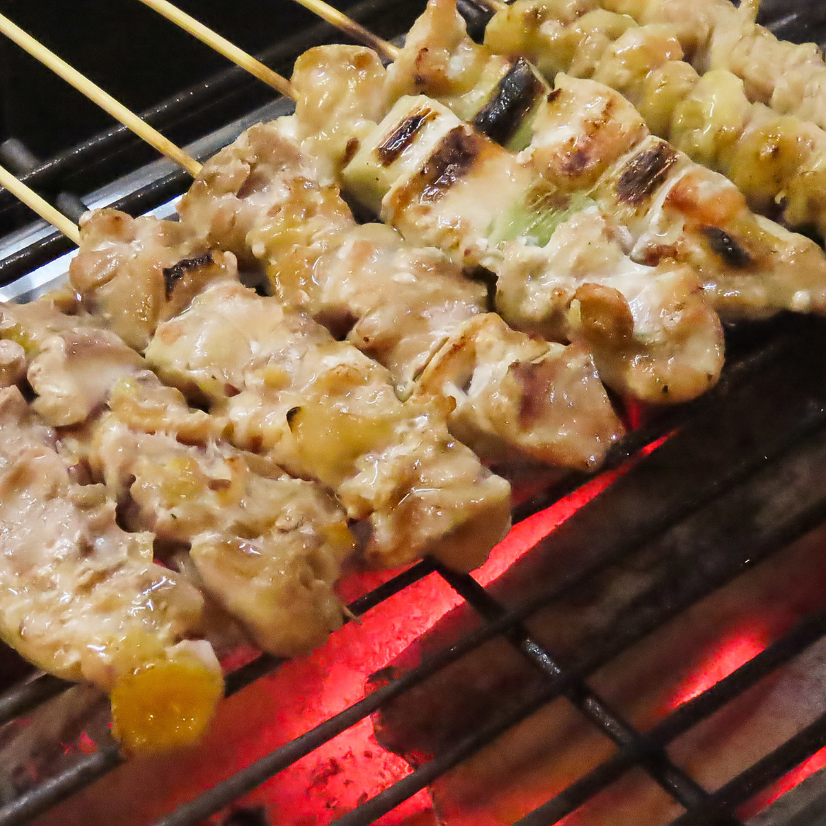 まずはこれ!八剣伝自慢のじっくり焼き上げる炭火やきとり!