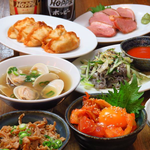 【浅草六库酒场】的魅力在于，您可以享用从标准居酒屋菜单到季节性菜单的各种菜肴！