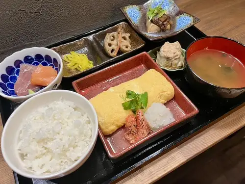 Dashi-maki Tamago Teishoku (Japanese rolled omelet set meal)