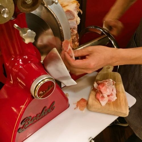 [Our proud prosciutto] By cutting dozens of prosciutto and salami with an antique hand-cranked slicer, you can enjoy the authentic taste with a completely different flavor and umami.