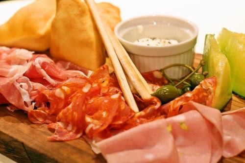 Great deal!! "Assorted tapas to enjoy with prosciutto" (for 2 to 4 people)