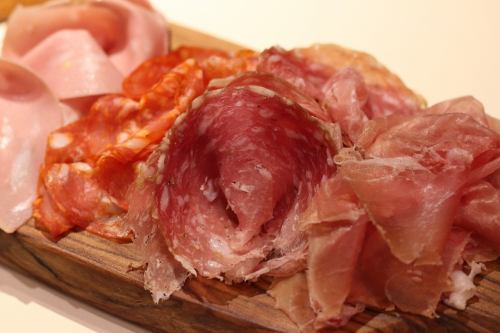 意大利各地採摘的“有區別的未醃製火腿和薩拉米拼盤”（2至4人份）