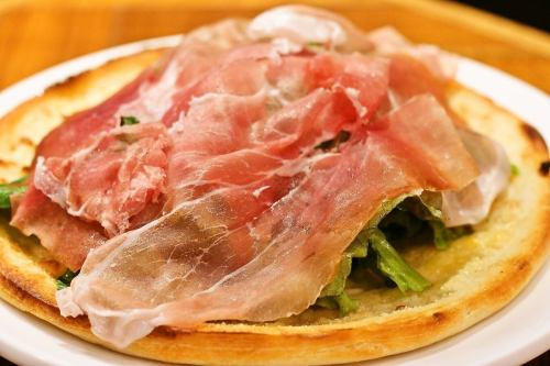 Prosciutto ham and farm salad pizza