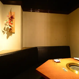 1階◆【1丁目1番地（L字型）】【1丁目2番地】カップルソファー個室（2名様まで）ロマンティックな雰囲気のL字型のカップル席。広いお部屋なので、ゆったりとお寛ぎいただけます。角の丸いテーブル席は自然と二人寄り添う形に・・・。心の距離もぐっと近づくはず♪黒を基調としたシックな個室【1丁目2番地】。