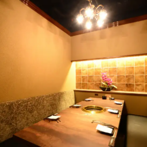 ◆2階◆【2丁目4番地】【2丁目5番地】ソファー個室（6名様まで）2階6名様までご利用可能なソファー個室。広い空間のお部屋で、ゆったりとお過ごしいただけます。同僚との飲み会や、お仲間とのご宴会におすすめです。1丁目6番地のソファー個室と同様、深紅のスエード調の6名様個室もご用意しております【2丁目5番地】。