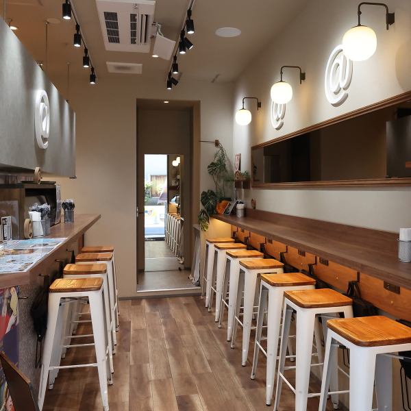 当店はお客様に心地よく過ごしていただける環境を提供しております。店内にはWi-Fiとコンセントを完備している為、お友達と横並びでお喋りを楽しみたいカフェ利用の方にも最適です◎美味しいアサイーボウルやドリンクを片手に、賑やかに楽しい時間を過ごせます。日々のリフレッシュスペースとしてもぜひご活用ください♪