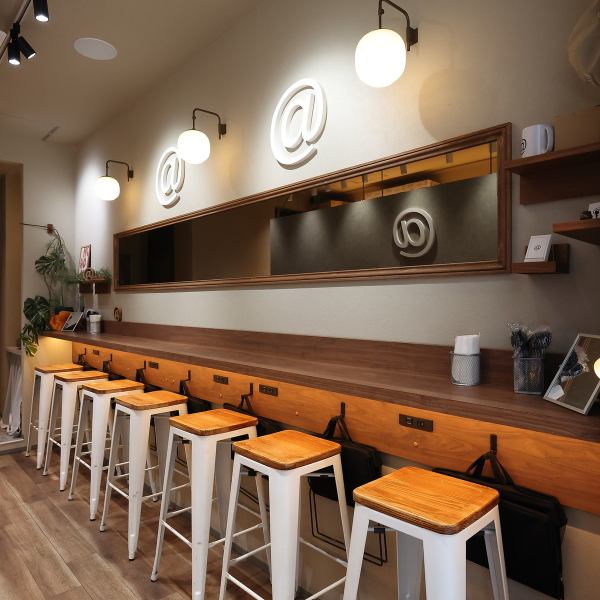 すっきりとした朝のスタートにぴったりなアサイーボウルですが、当店は朝目当てのご利用だけでなく、昼下がりのカフェタイムや夕方以降のひとときにも最適です◎お買い物の合間の休憩や、お仕事帰りの癒やしの時間など、一日のどの時間帯でも気軽にふらっと立ち寄っていただけます。心地よい空間で贅沢なひとときをどうぞ◎
