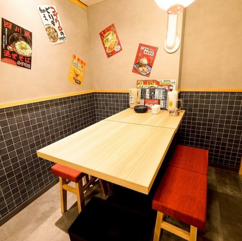 会話が弾むにぎやかな店内。話好きの店員ばかりなので、あちこちで笑い絶えない店内。店員とお客様、そして隣り合わせたお客様同士など店内一体になった雰囲気が、常連さんが気に入っていただいているポイント。