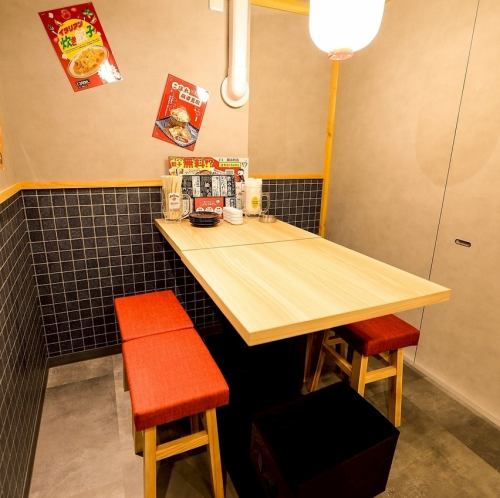 落ち着いたモダンな雰囲気の店内。ゆったりくつろげる、お座敷席もございます！1人様でも団体様でも大歓迎です！