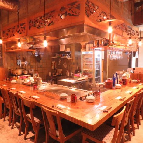 We have a counter seat in front of the iron plate ♪ You can enjoy your meal while watching our specialty hot iron plate dishes in front of you! You can also take pictures ★★