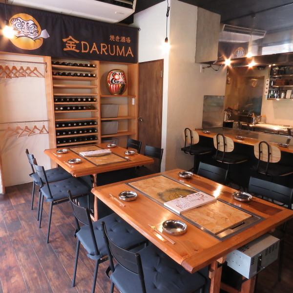 In front of the counter, we have table seats for up to 10 people.Since it is a spacious table seat, please use it for a large number of people.