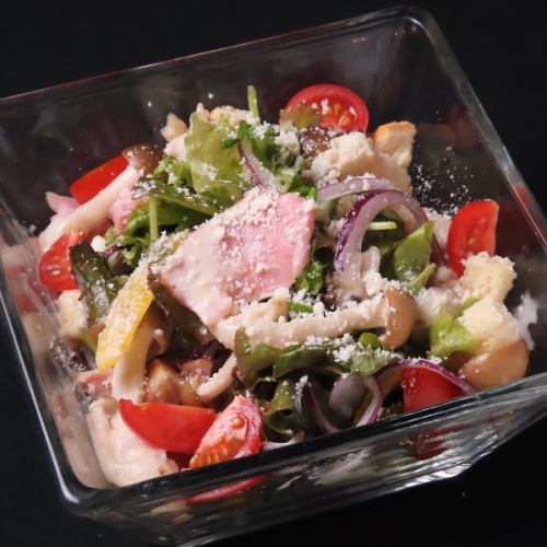 Caesar salad with crispy bacon and mushrooms