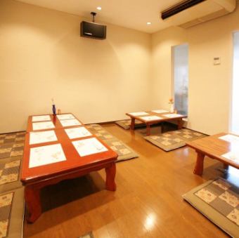 The tatami room can accommodate up to 18 people.
