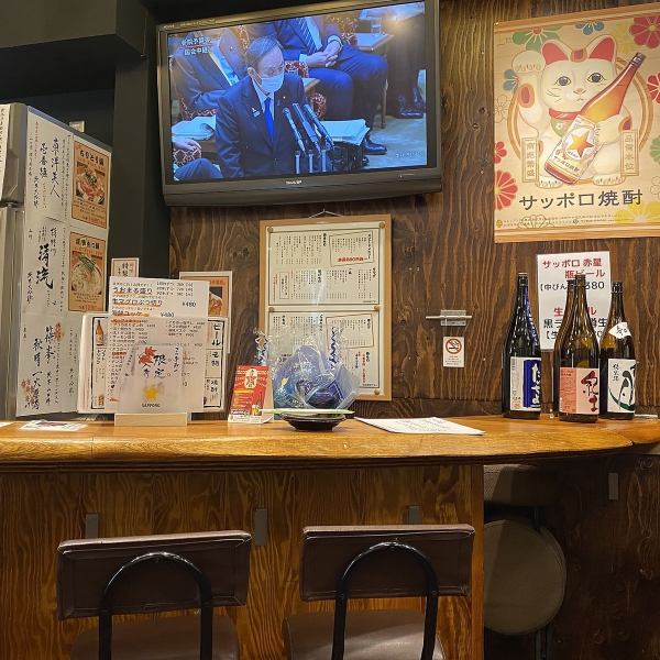 The counter seats on the 1st floor have a TV monitor ♪ Please use it only for one person and after work!