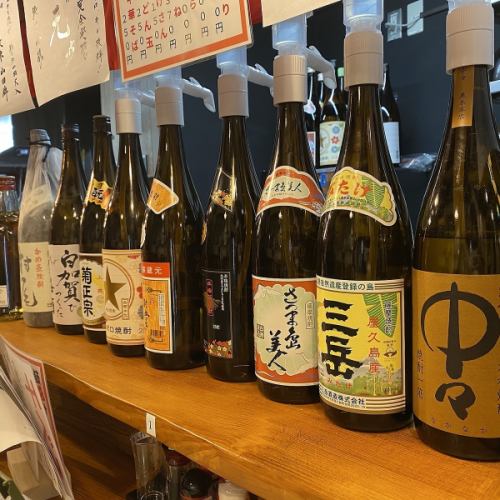 カウンターに立ち並ぶ焼酎・日本酒