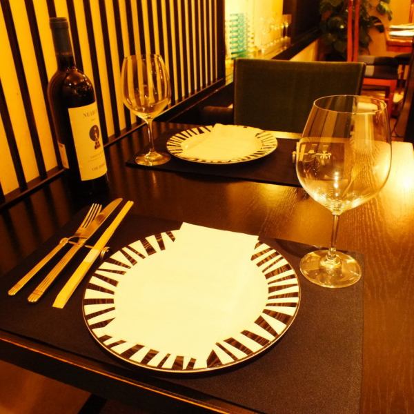 大きめなテーブルと重厚感のある椅子は、大切なお食事会には最適です。