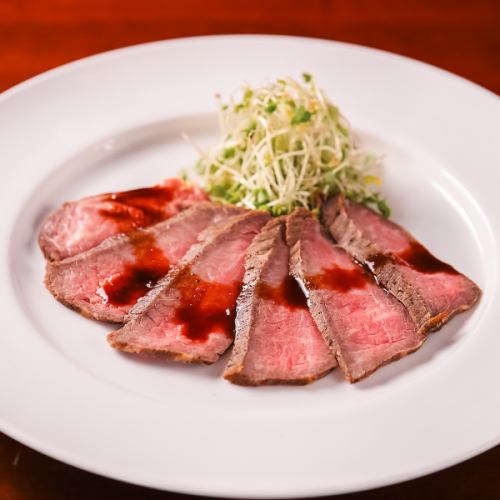 じっくりと低温調理で実現！柔らか～く、とろける食感の最高級【和牛ローストビーフ】は絶品の一皿◎